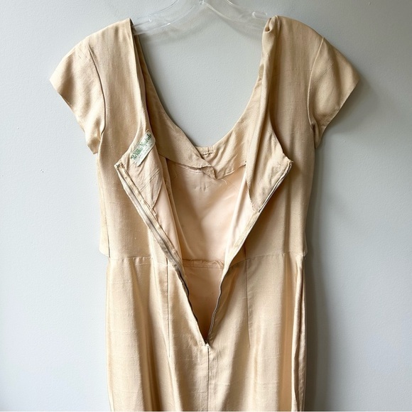 Vintage 1960s gold silk handmade sheath dress with front bow bodice detail - Picture 10 of 13